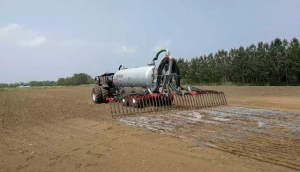 法國弼松(Pichon)液體糞肥撒播機亮相墾區畜牧工作現場推進會演示現場