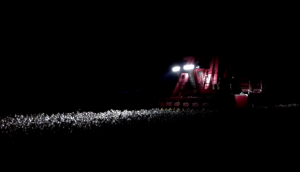 钵施然4MZ-6A自走式棉花收获机夜间作业视频