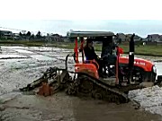 湖南农夫NF-702履带拖拉机水田作业视频