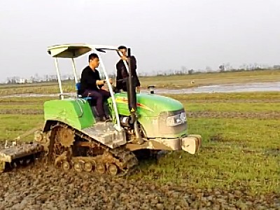 亿森履带拖拉机水田施耕作业视频