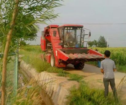 新疆牧神4YZT-7型自走式玉米籽粒收获机