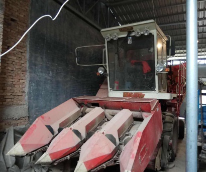 2016福田雷沃前置扒皮玉米收割机，工作时间260小时，九成新。