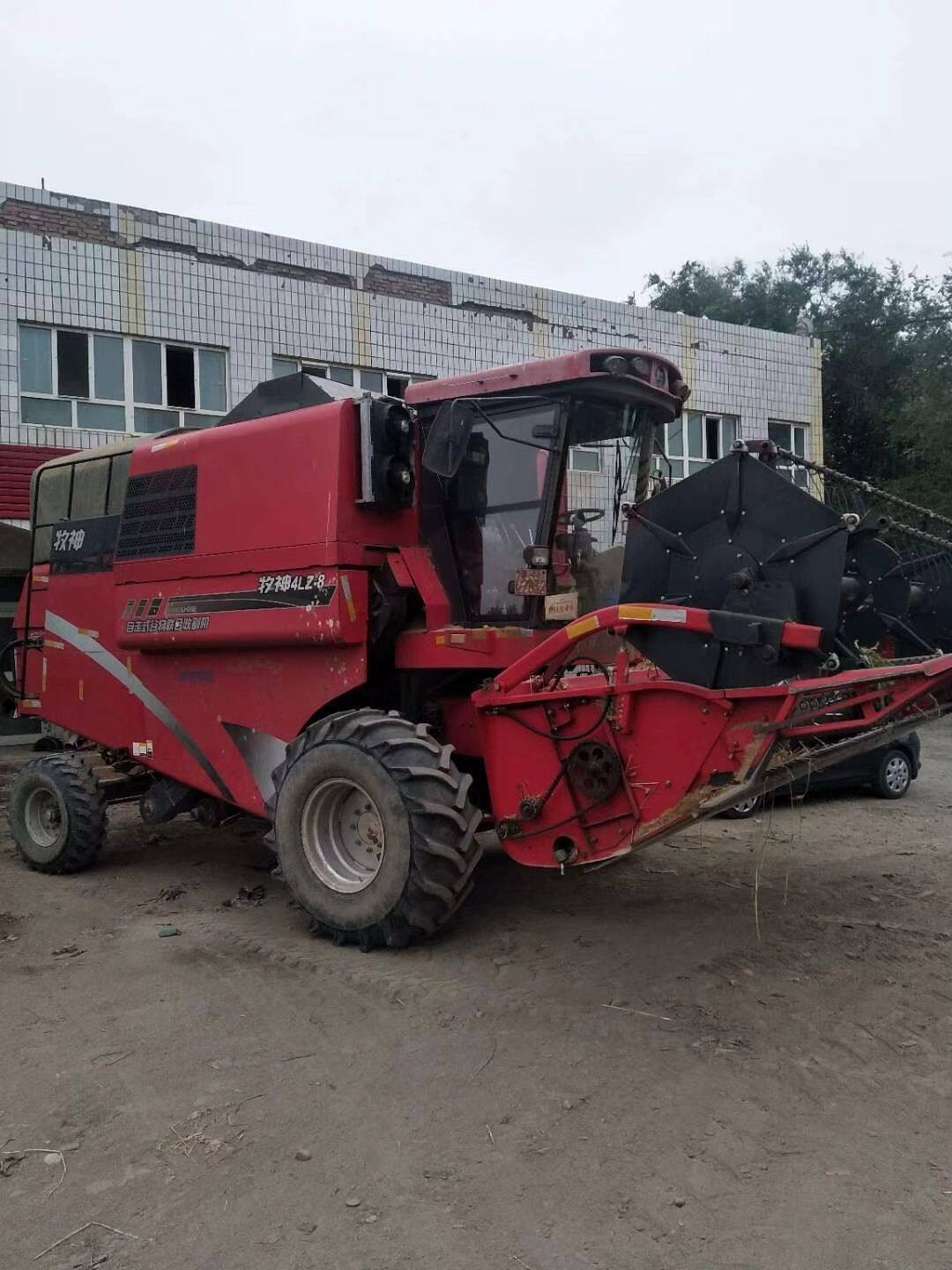 牧神4LZ-8型自走式谷物联合收割机
