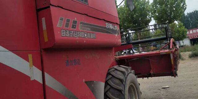 牧神4LZ-8型自走式谷物联合收割机