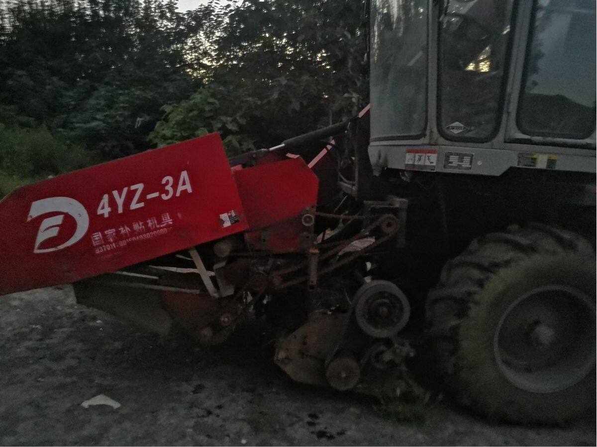 大丰王4YZ-3A自走式玉米联合收获机