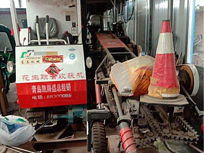 东泰4HBL-2自走式花生联合收获机